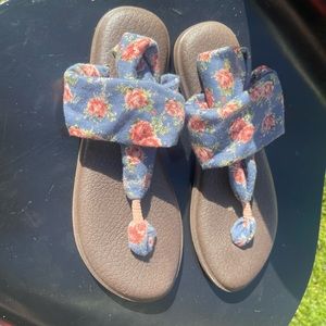 Sanuk yoga slings cute flower patter size 8 like new!